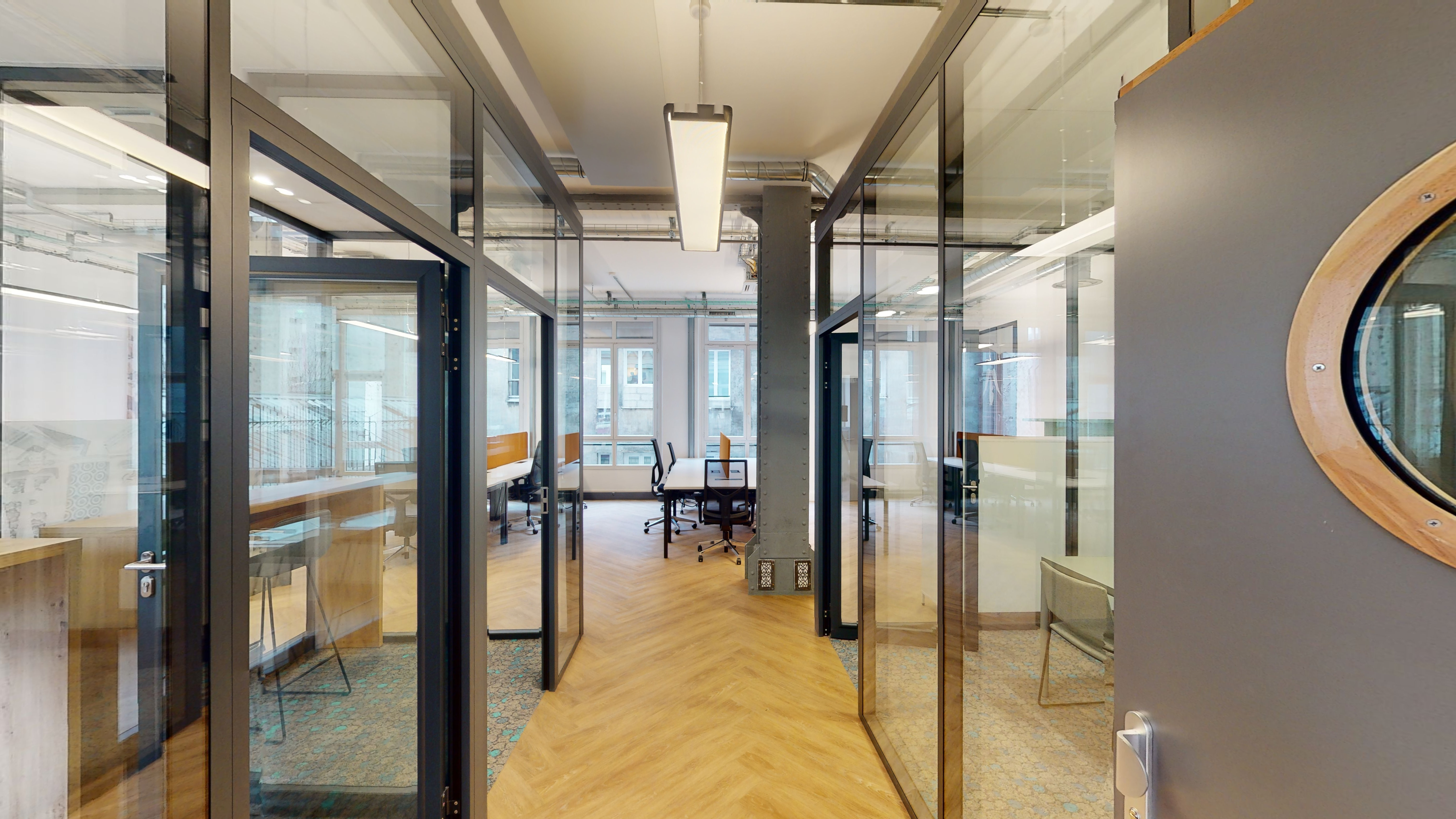 Bureau opéré côté cour à Paris 10